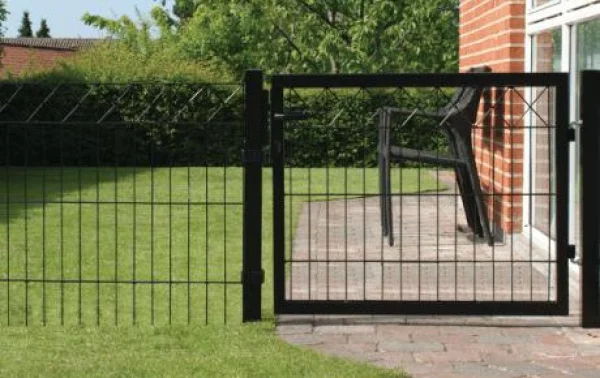 Vælg det perfekte hegn til haven hos 10-4.dk