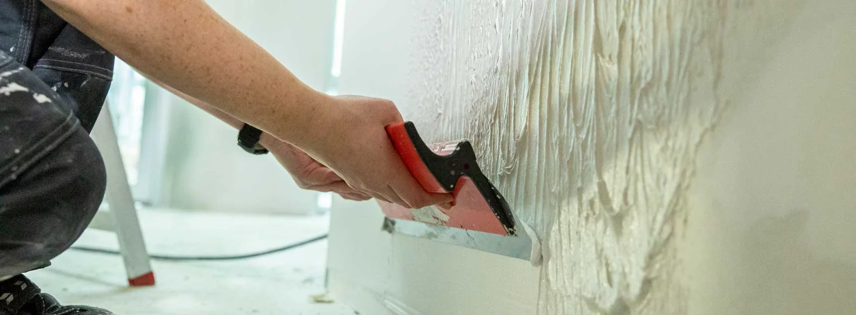 Sådan sprtler du en væg inden maling 10-4.dk