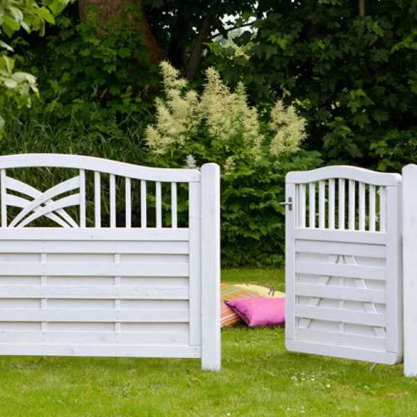 Vælg det perfekte hegn til haven hos 10-4.dk