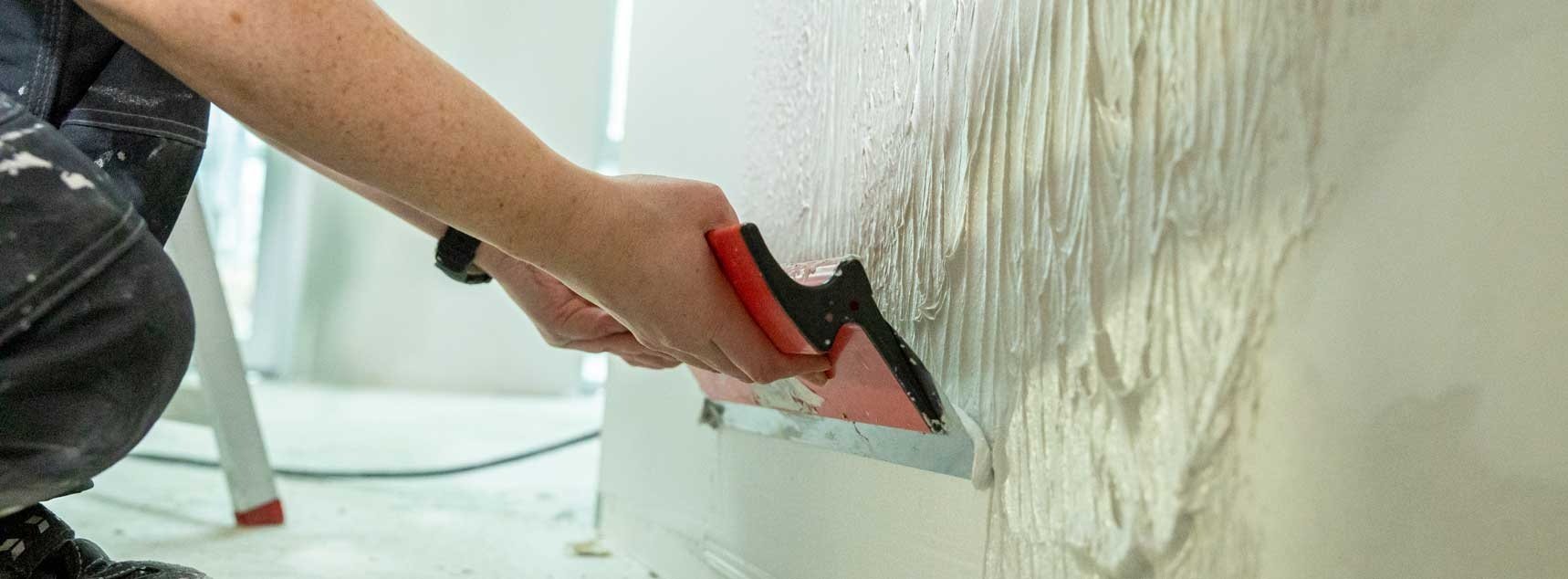 Sådan sprtler du en væg inden maling 10-4.dk