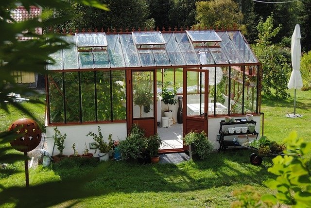 Lær hvordan du bedst placerer dit drivhus i haven 10-4.dk