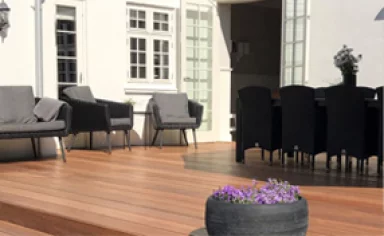 Hvor er den rette placering af træterrassen? Lær mere hos 10-4.dk