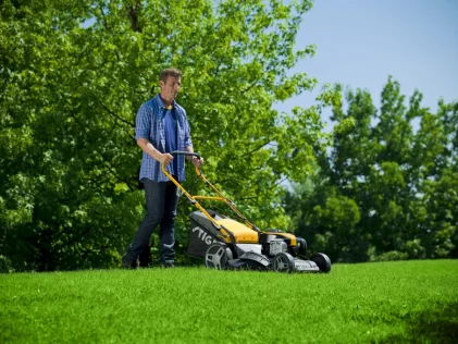 Benzin plæneklipper er det perfekte valg til større haver hvor der skal ydes