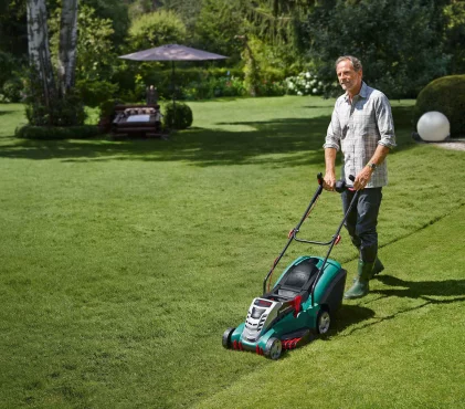 Plæneklipper med batteri er en god i mellem størrelse haver