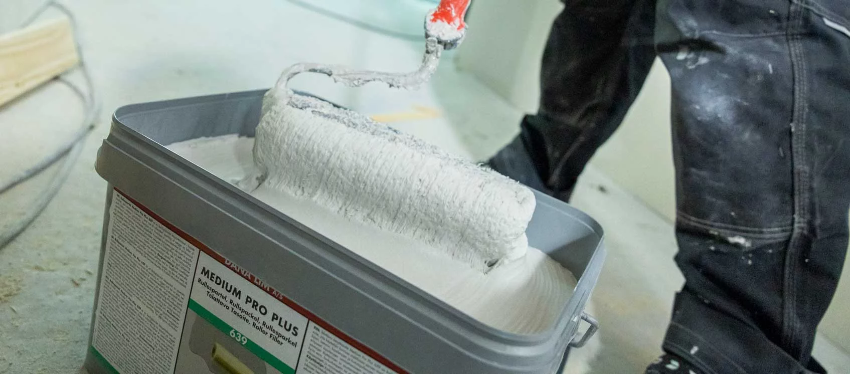 Sådan spartler du dine vægge inden maling 10-4.dk