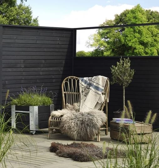 Vælg det perfekte hegn til haven hos 10-4.dk