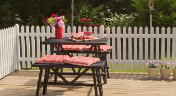 Vælg det perfekte hegn til haven hos 10-4.dk