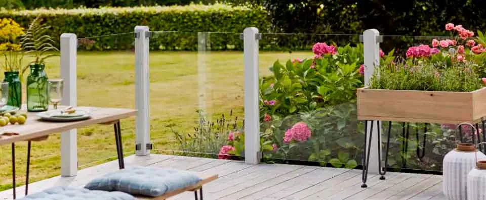 Guide til vedligeholdelsesfrie hegn hos 10-4.dk