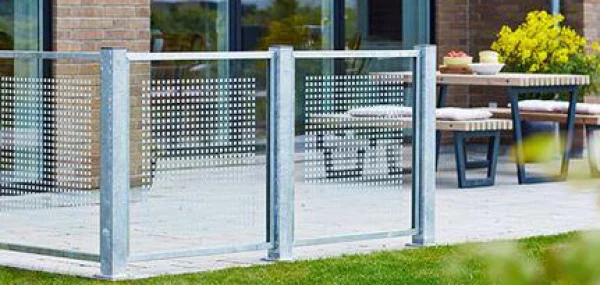 Vælg det perfekte hegn til haven hos 10-4.dk