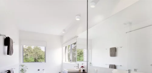 Vælg badeværelseslamper hos 10-4.dk