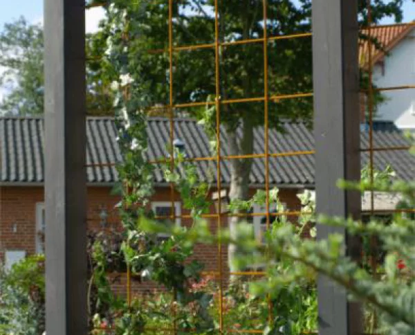 Vælg det perfekte hegn til haven hos 10-4.dk