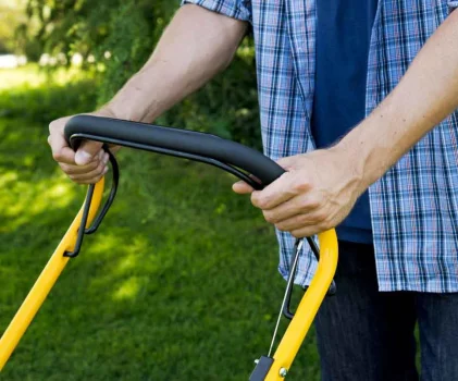 Selvkørende plæneklipper hjælper dig til en nemmere græsslågning