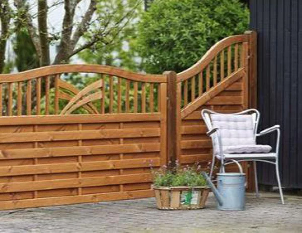 Vælg det perfekte hegn til haven hos 10-4.dk