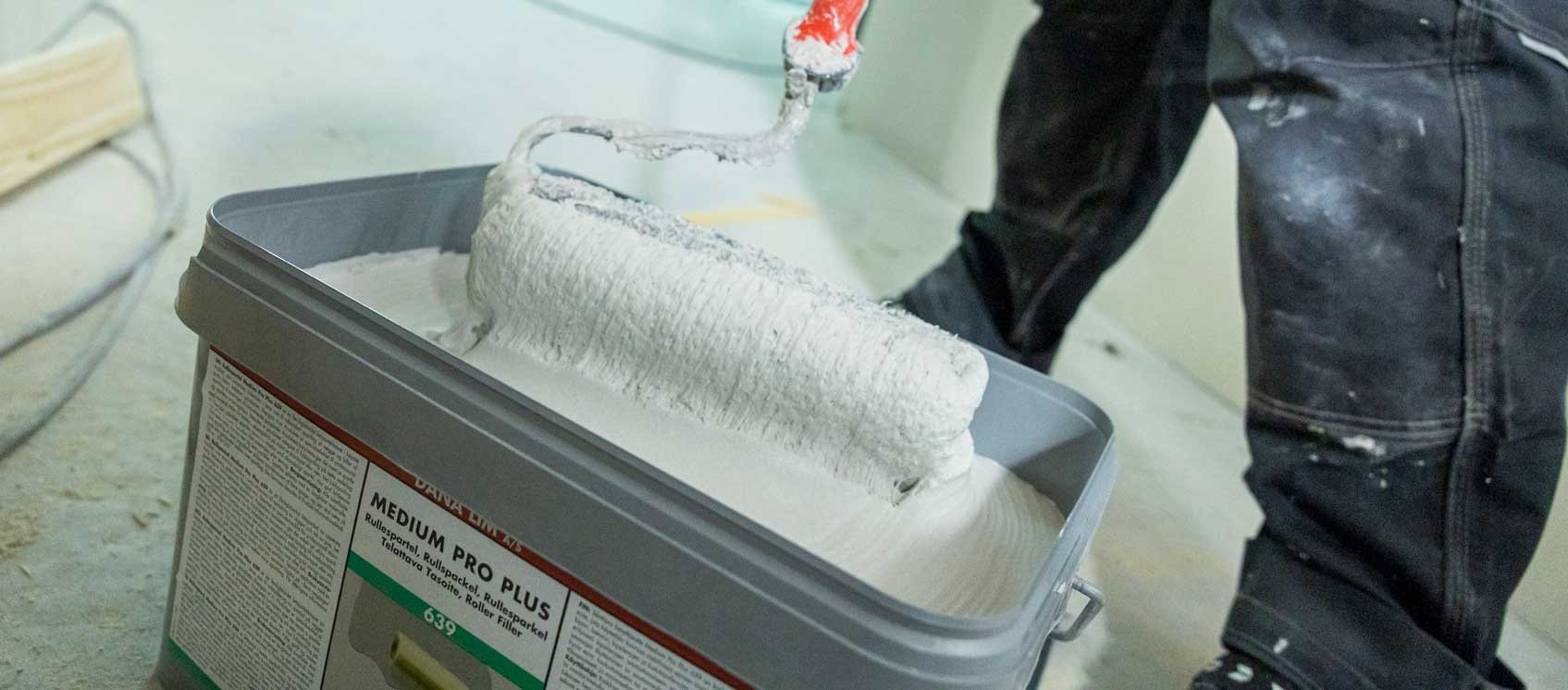 Sådan spartler du dine vægge inden maling 10-4.dk